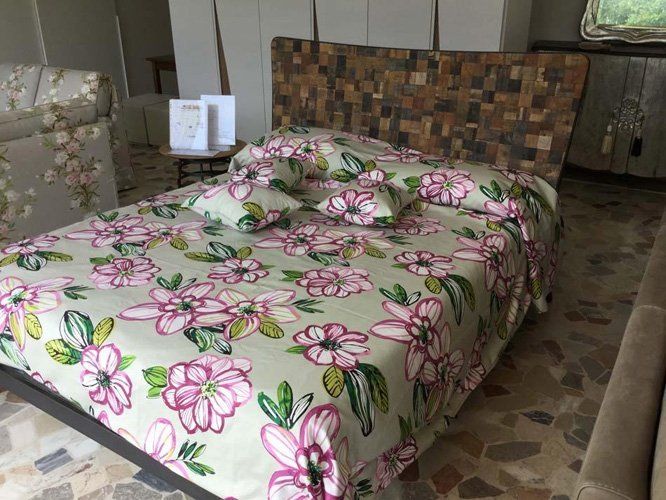 letto con trapunta a fiori
