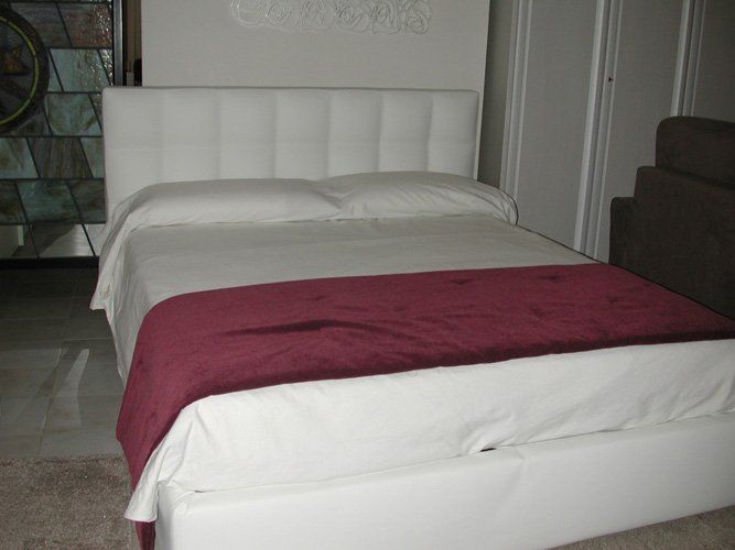 letto matrimoniale con lenzuolo e trapunta