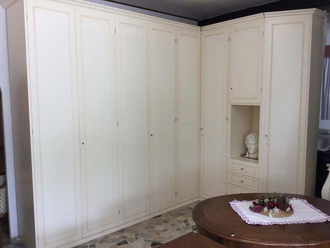 armadio angolare in legno