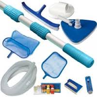 Bastoni con reti per pulire la piscina delle impurità e accessori vari