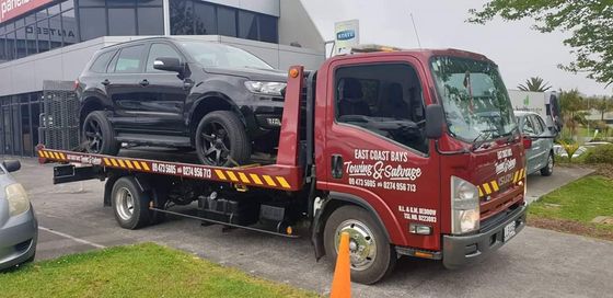 Experts providing emergency car towing services