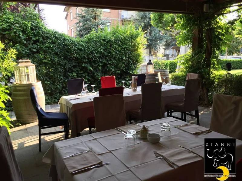 Tavolo nel giardino