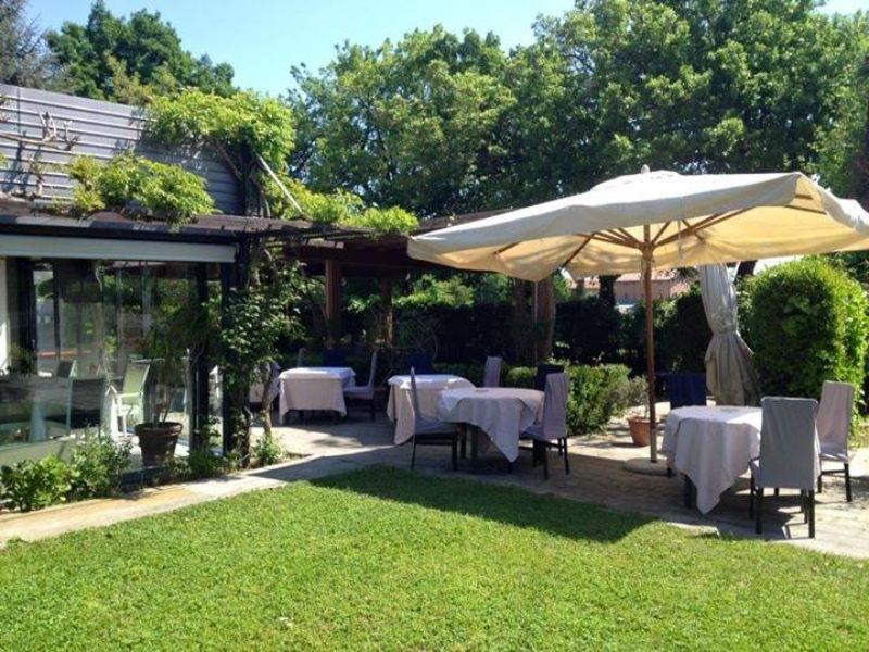 Tavoli sotto gazebo