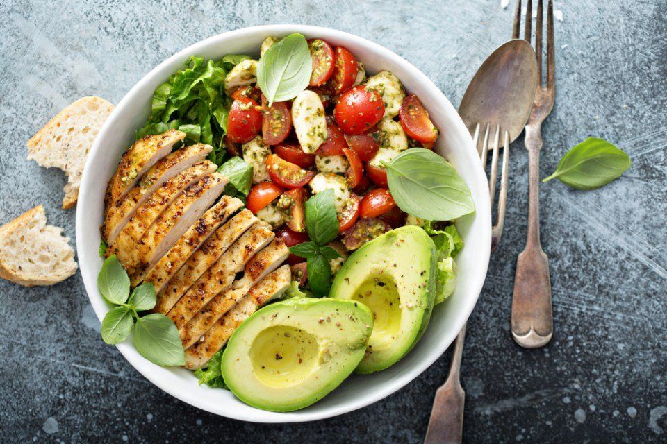 Insalata con pollo e avocado