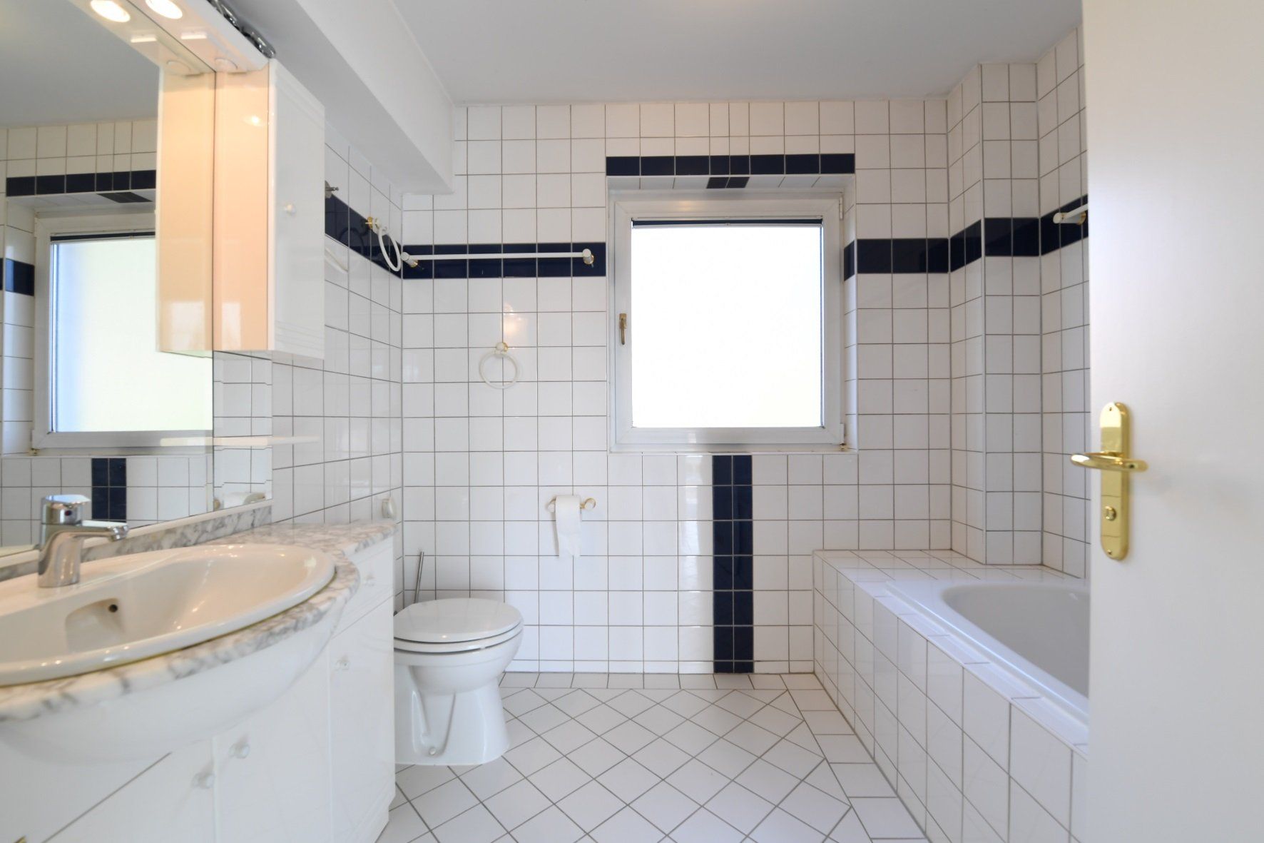 Das+Bad+2+mit+Badewanne.jpg