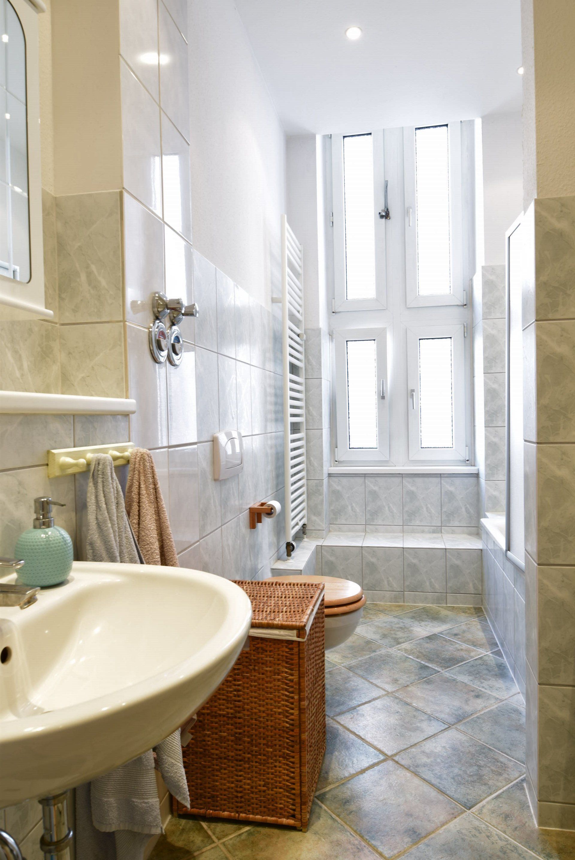 Ein Badezimmer mit Waschbecken, Toilette und Badewanne