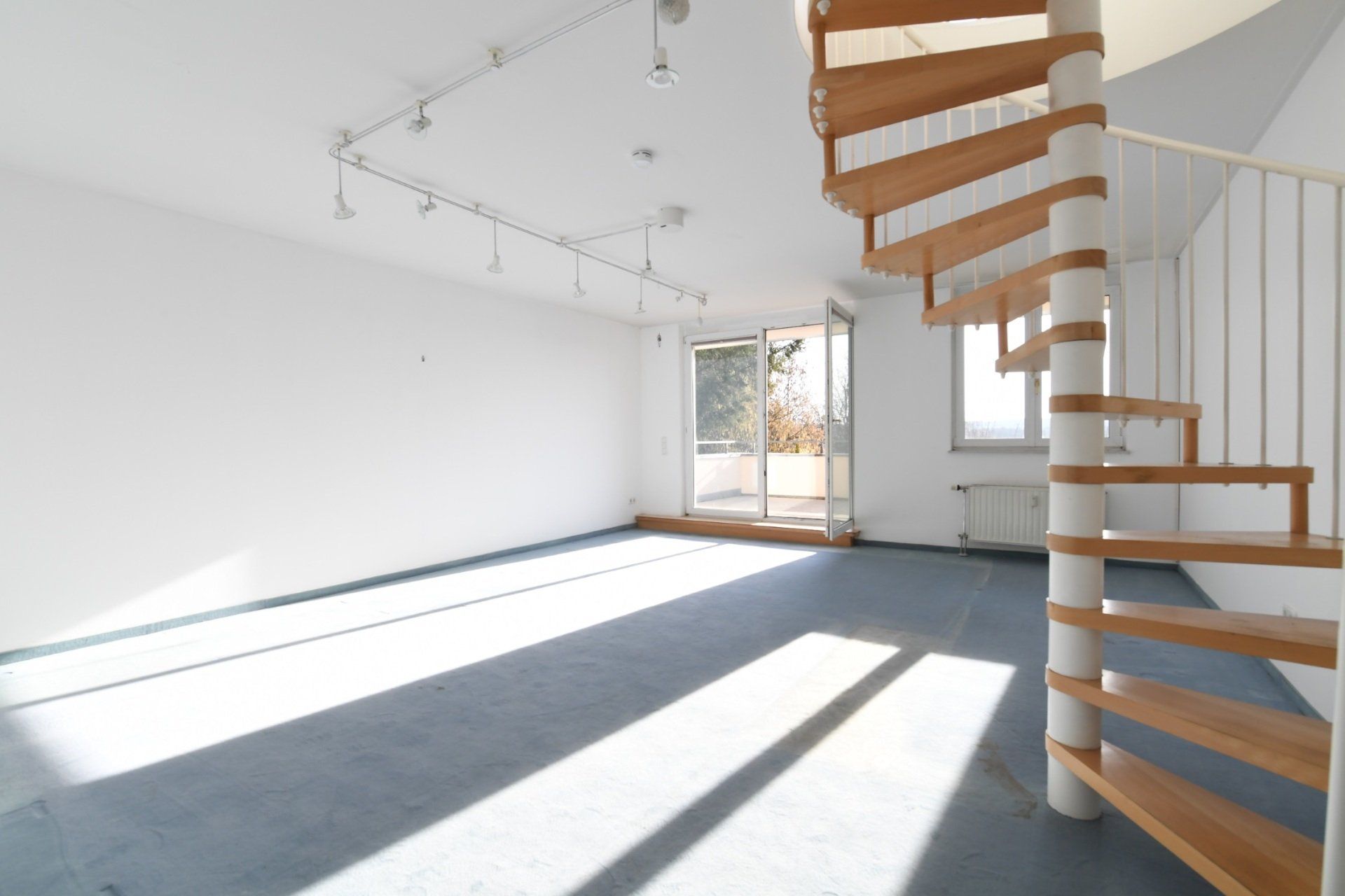 Das+Wohnzimmer+mit+gro%C3%9Fer+Terrasse.jpg