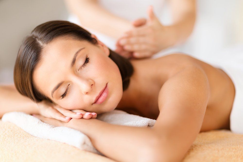 Eine Frau bekommt in einem Spa eine Massage.