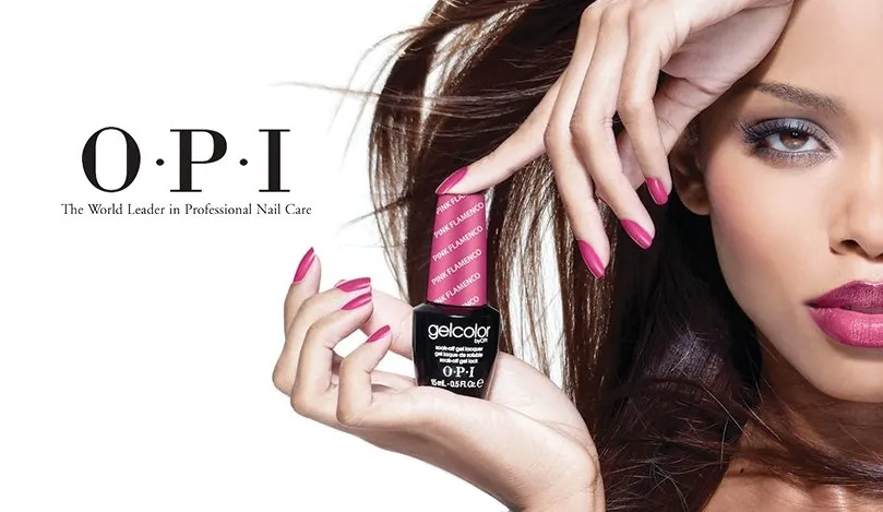 Eine Frau hält eine Flasche Opi-Nagellack