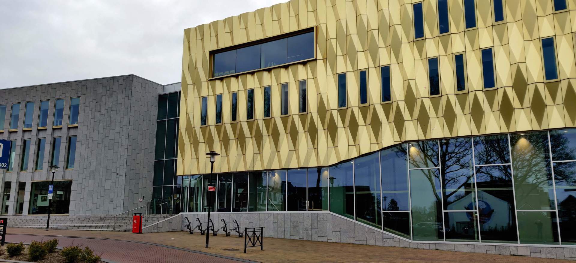 Foto van Ambtmanstuin, Stadspoort, Zinder en oude gemeentehuis in Fruitstad Tiel