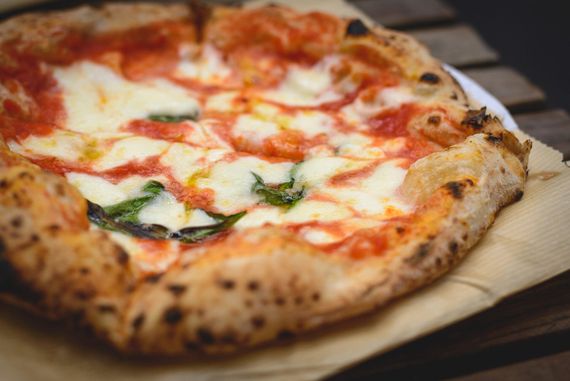 pizza cotta in forno a legna