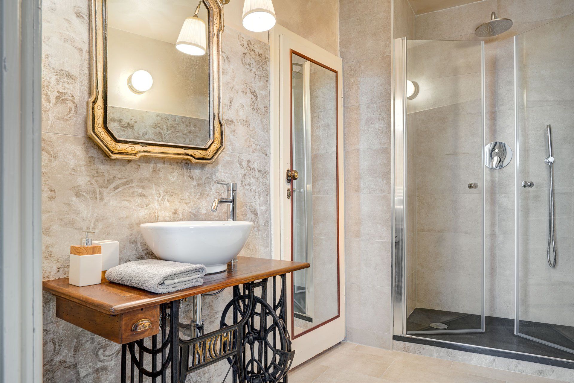 Casa-rowe-b-and-b-bagno-grigio-perla-pistoia