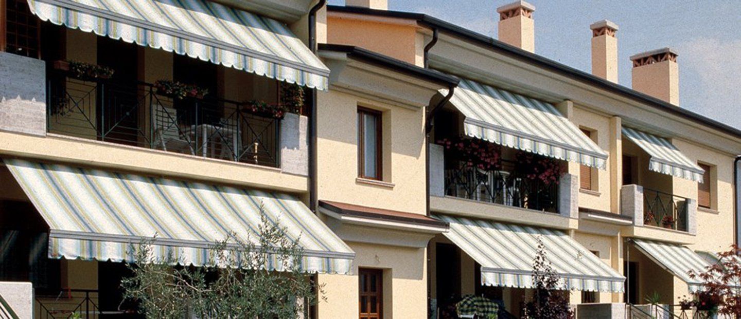 edificio con tende da sole