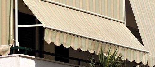 tenda da sole giallo, verde e rosso