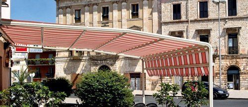 copertura bianca e rossa per veranda