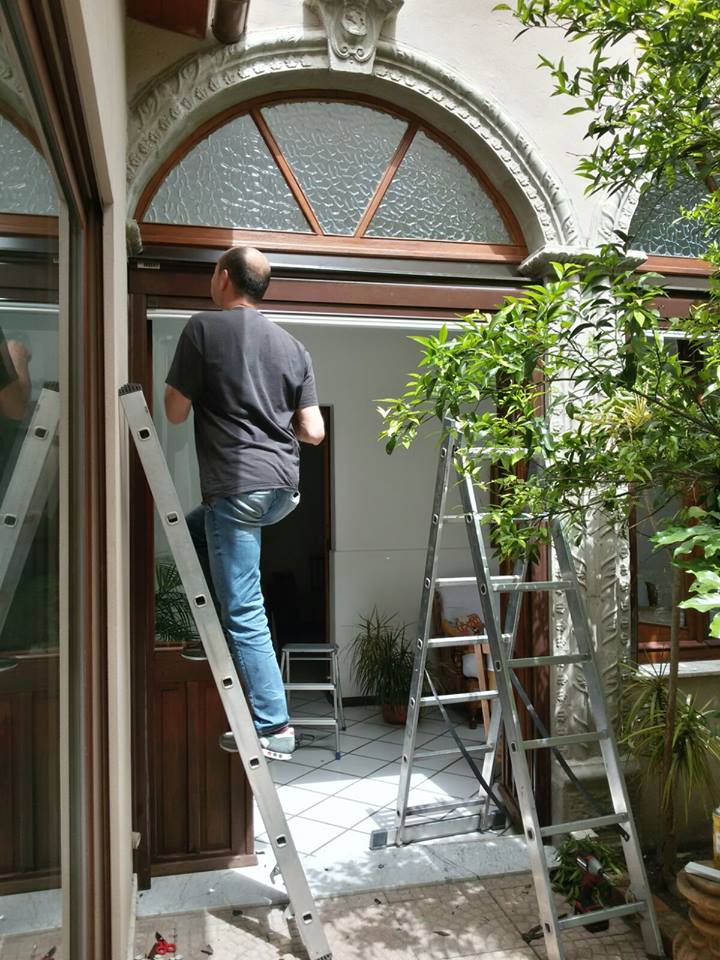 operaio dell'azienda durante l'installazione di una tenda