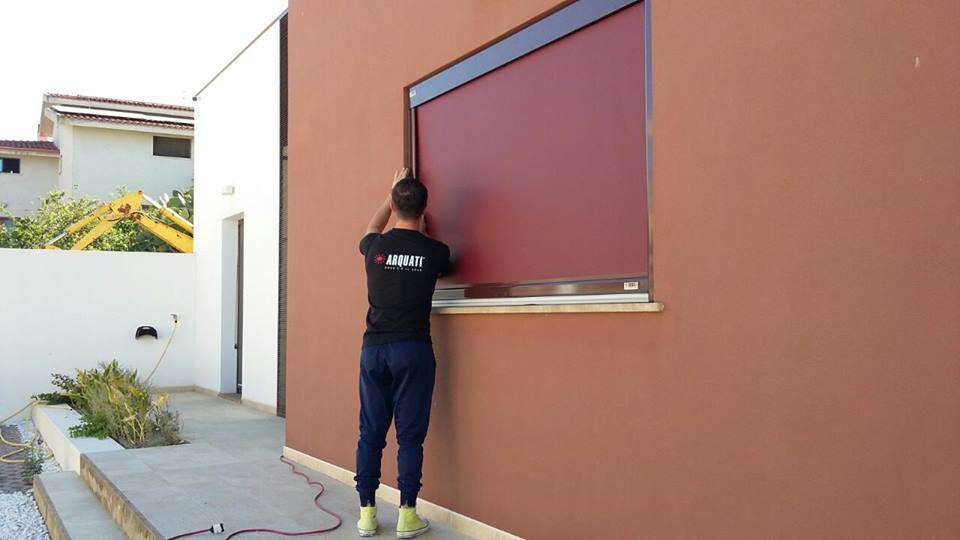 tecnico durante l'installazione di una tenda su misura