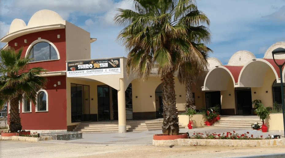 Palma in parcheggio di ristorante