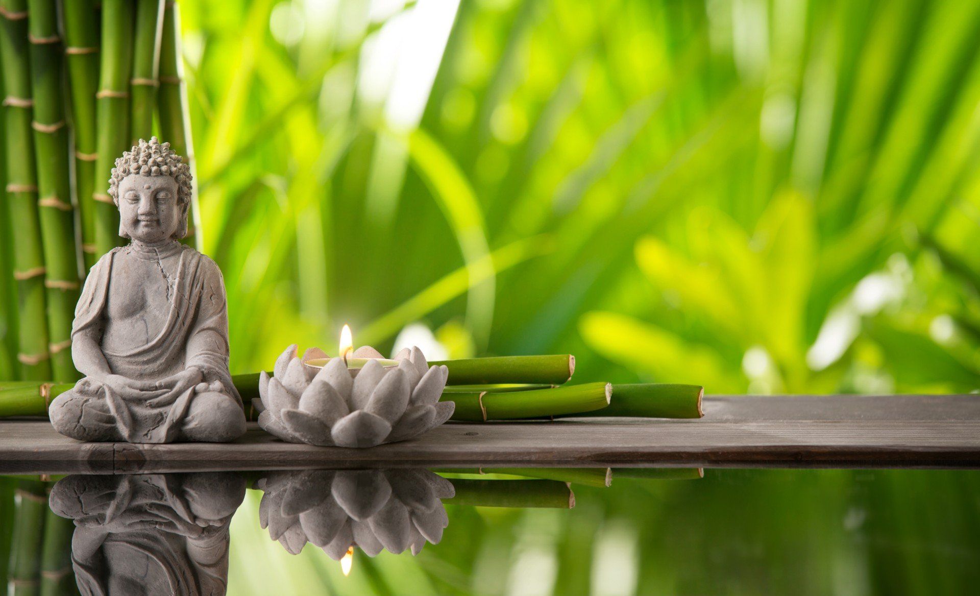 Statua di Buddha con fiore di loto