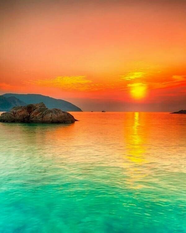 Foto di un paesaggio marittimo al tramonto