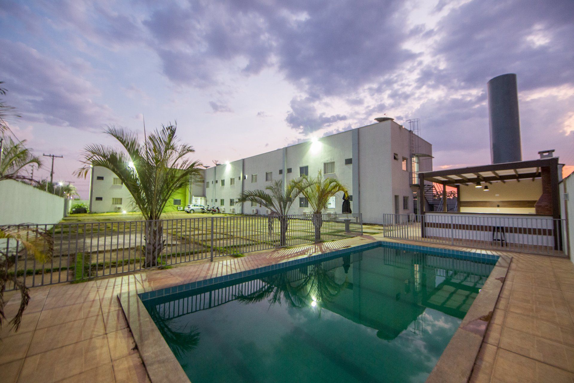 Há uma grande piscina em frente a um prédio.