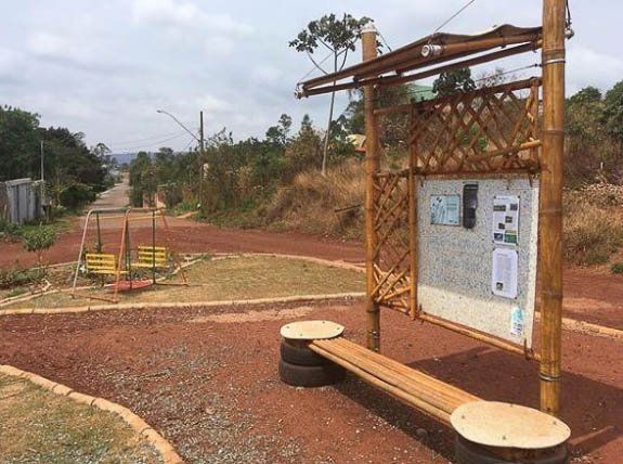 Banco-de-praça-com-estrutura-de-bambu