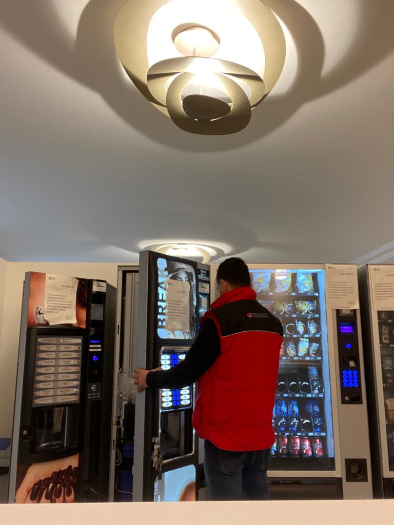 Rifornimento distributore automatico