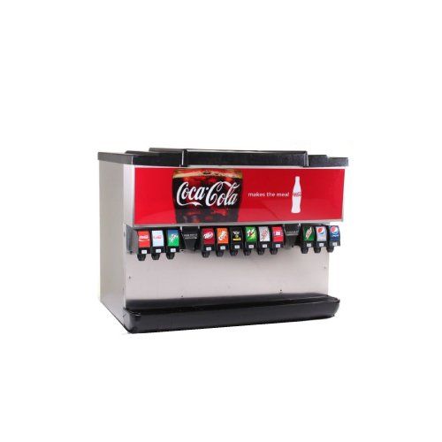 Un dispensador de refresco de Coca Cola sobre un fondo blanco.