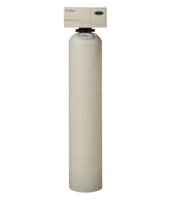 Un filtro de agua blanca está colocado encima de un cilindro blanco sobre un fondo blanco.