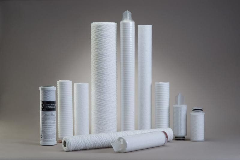 Un grupo de cilindros blancos están colocados uno encima del otro sobre una mesa.