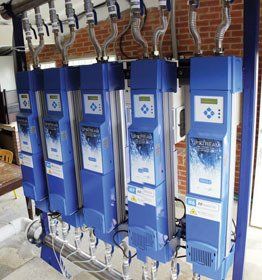 Una fila de cajas azules con etiquetas blancas están ubicadas una al lado de la otra en una habitación.