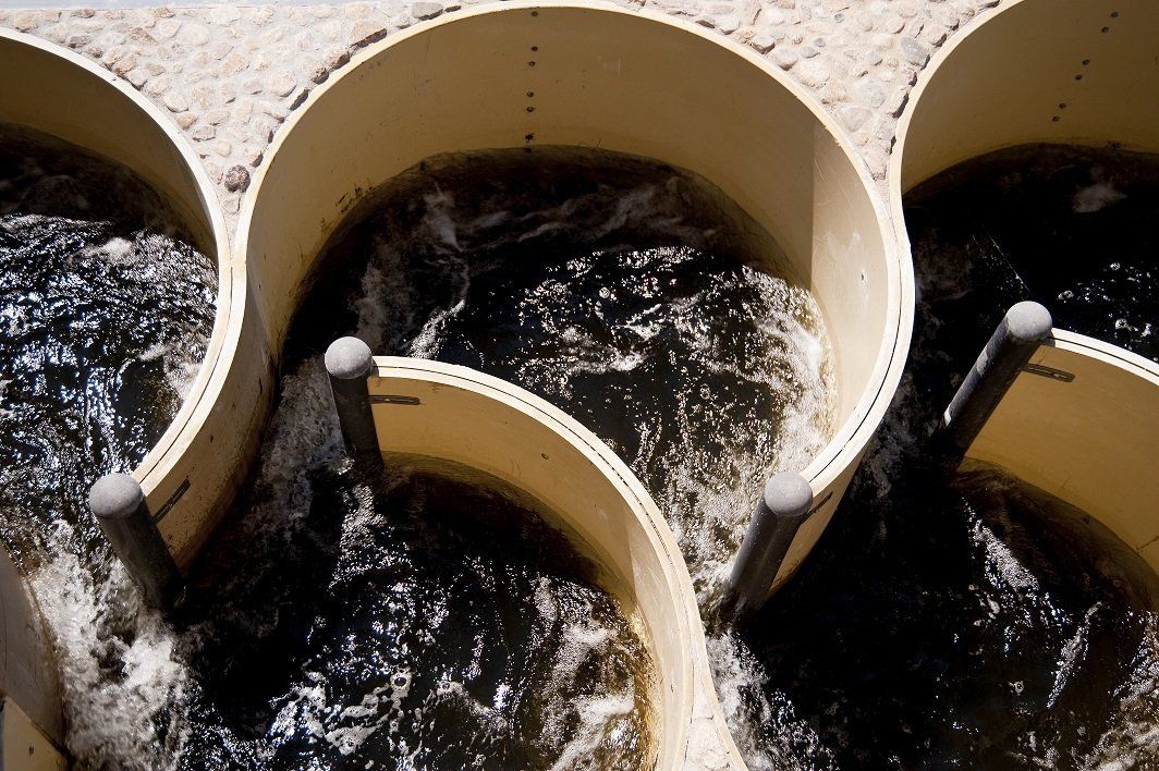 Una fila de tuberías llenas de agua están conectadas entre sí.