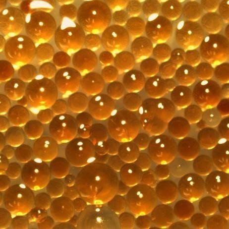 Un montón de bolas naranjas con puntos blancos.