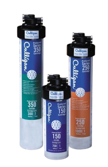 Tres botellas de cartuchos de filtro de agua están ubicadas una al lado de la otra sobre un fondo blanco.