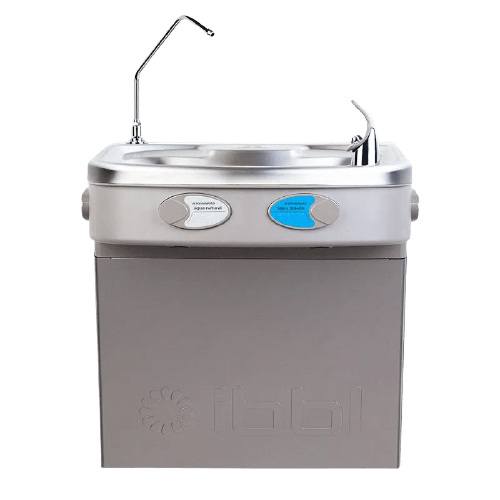 Una fuente de agua de acero inoxidable con un grifo sobre un fondo blanco.