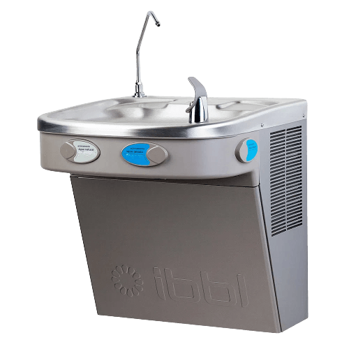 Una fuente de agua de acero inoxidable con un grifo sobre un fondo blanco.