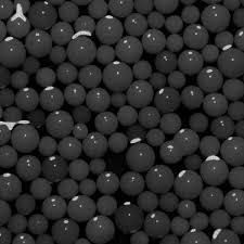 Una fotografía en blanco y negro de una pila de pelotas de golf.