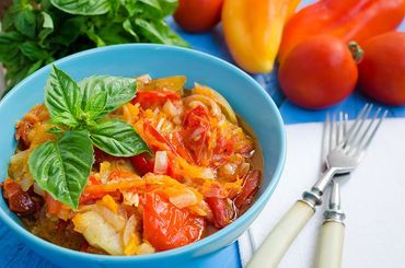 piatto di pomodori freddi