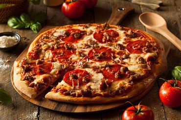 Pizza con salsiccia e salame