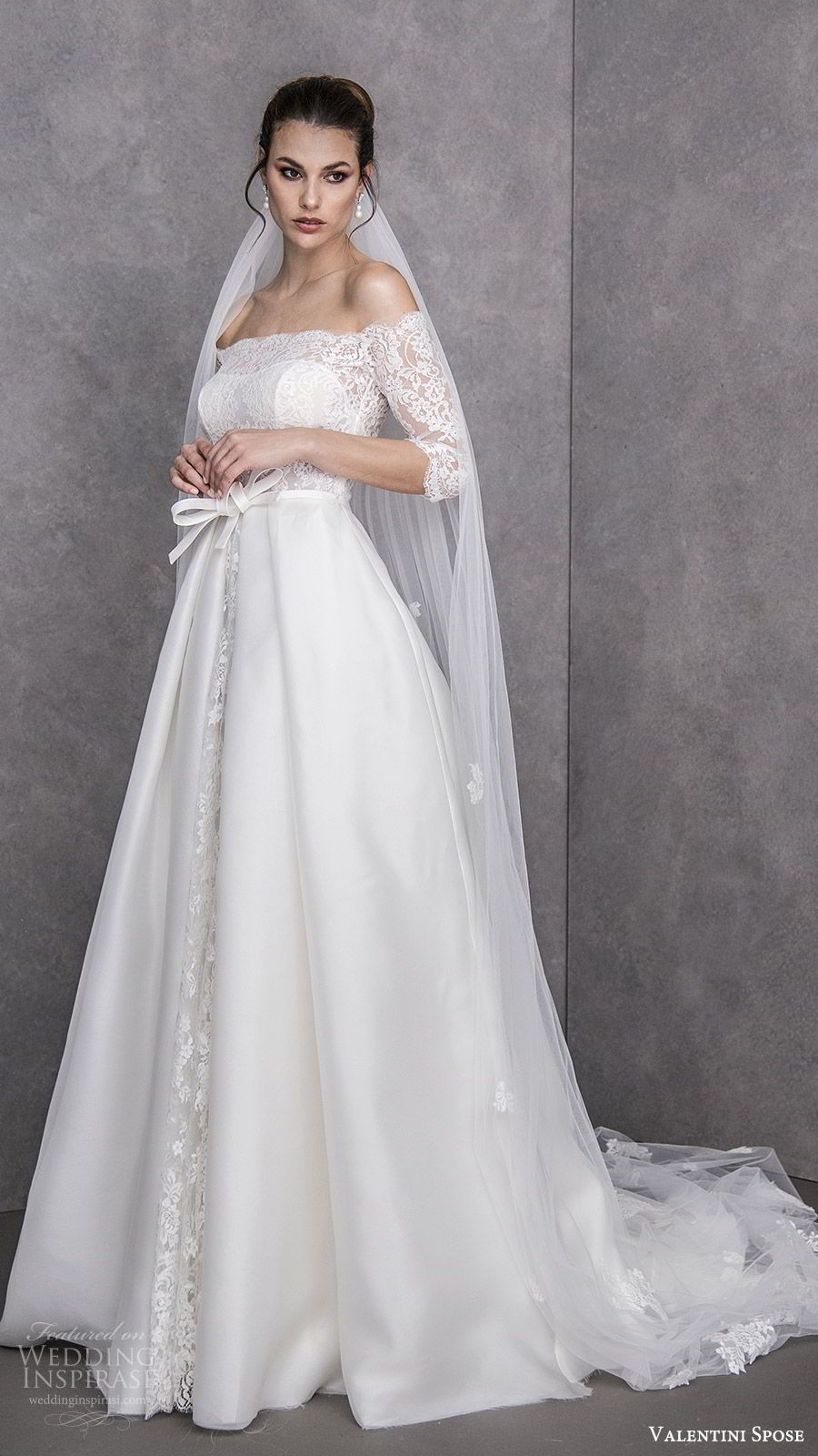 abito da sposa con velo e strascico