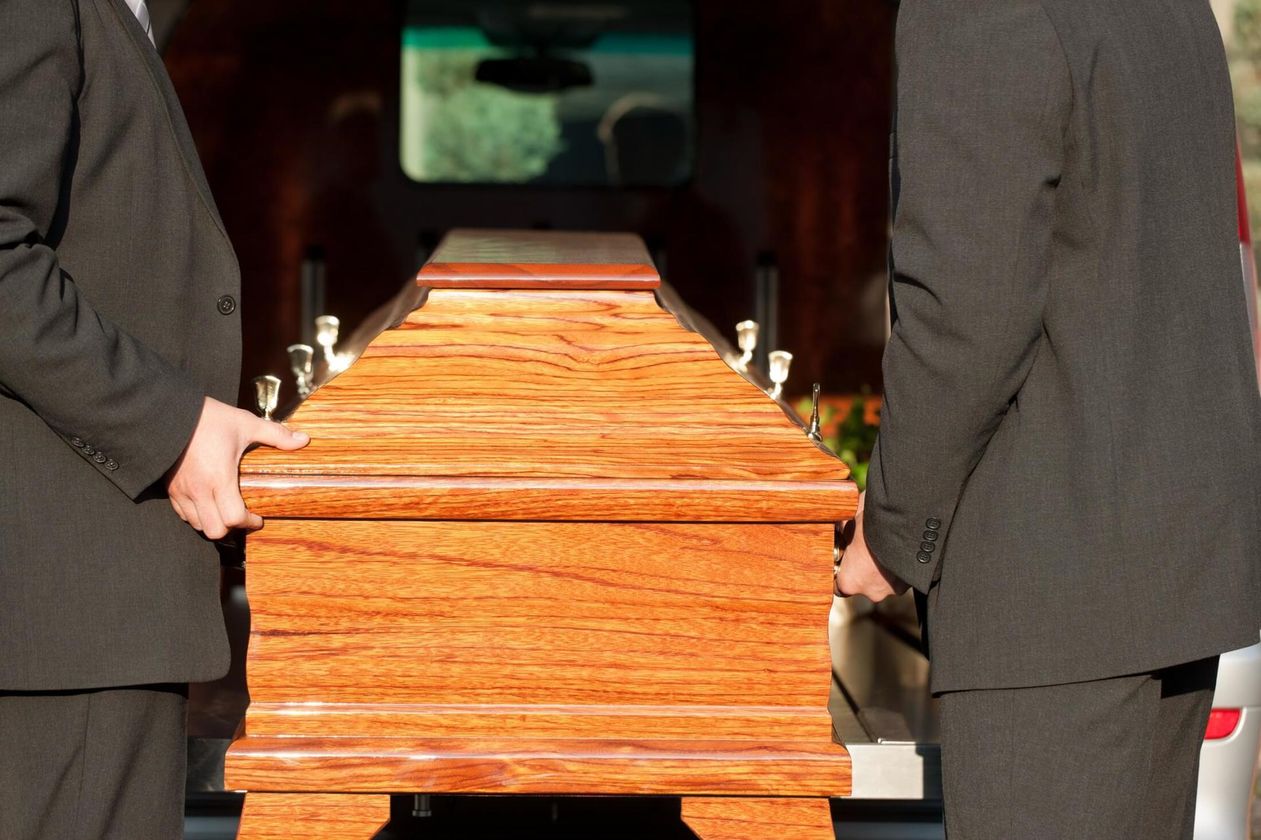 cofano funebre in camera ardente