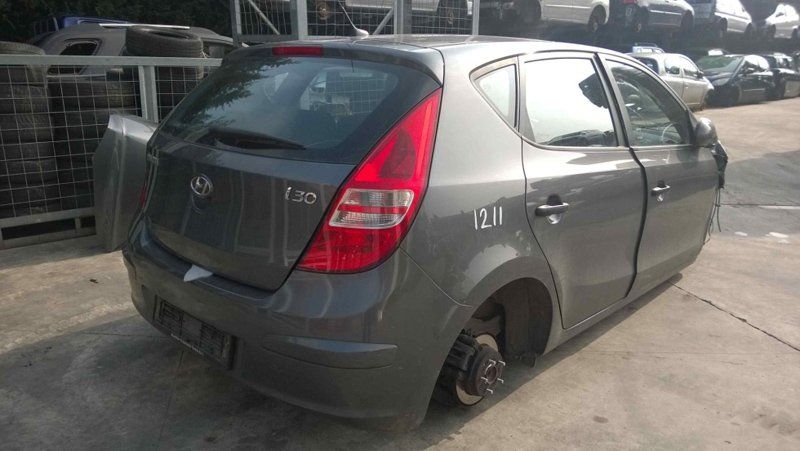 auto marca hyundai senza ruote