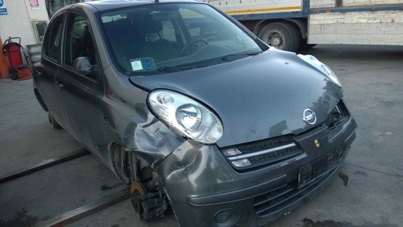 auto MICRA ammaccata