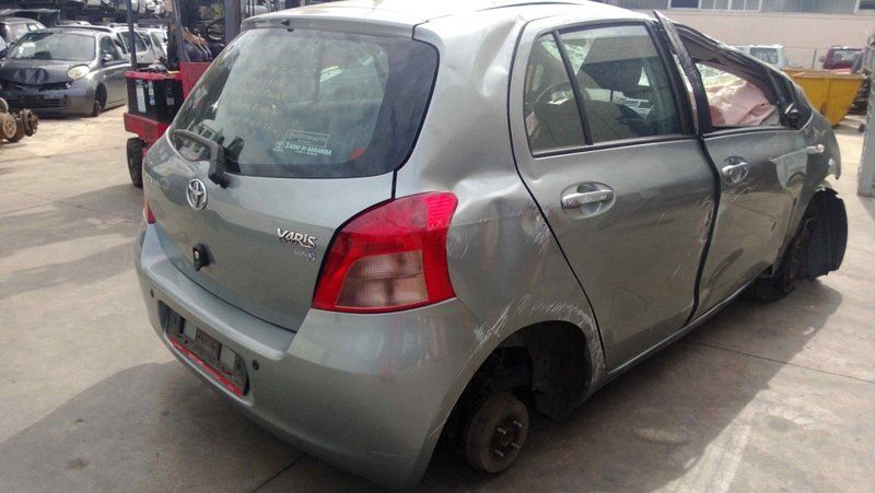 auto Yaris ammaccata e senza ruote