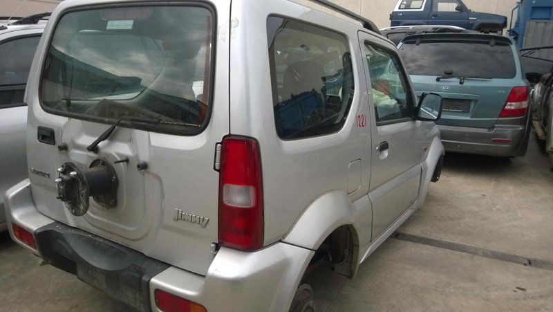 auto Jimmy parcheggiata senza ruota di scorta e ruote