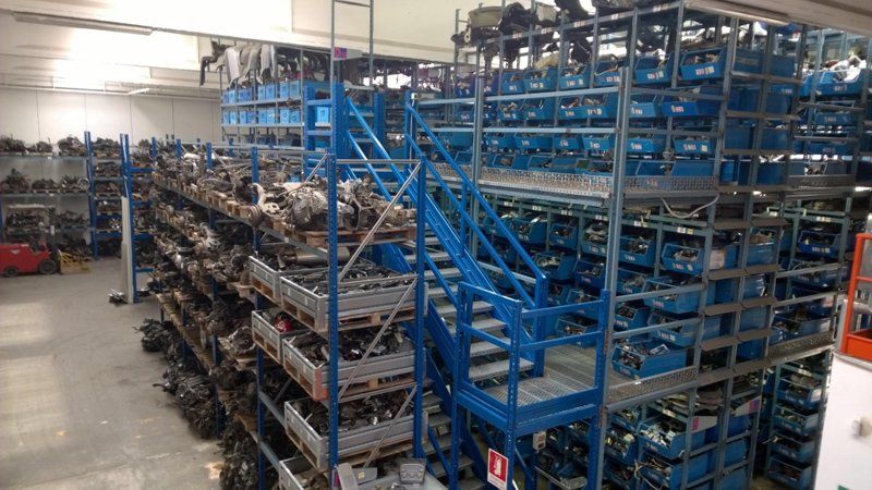 magazzino con pezzi di ricambio