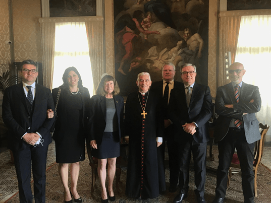 (nella foto, da sinistra, il Cav. Antonino Longo e Signora, S.E. il Gran Cancelliere Dama Marny Gilluly, S.E. Rev.ma l’Arcivescovo Mons. Pennisi, S.E. il Gran Maresciallo W.C. Gilluly, il Cav. Pino Zingale ed il Dr. Paolo Tronca)