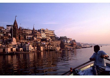Indien Rundreise Bootsfahrt Ganges zum Sonnenaufgang in Varanasi Indien Rundreise Ganges Varanasi