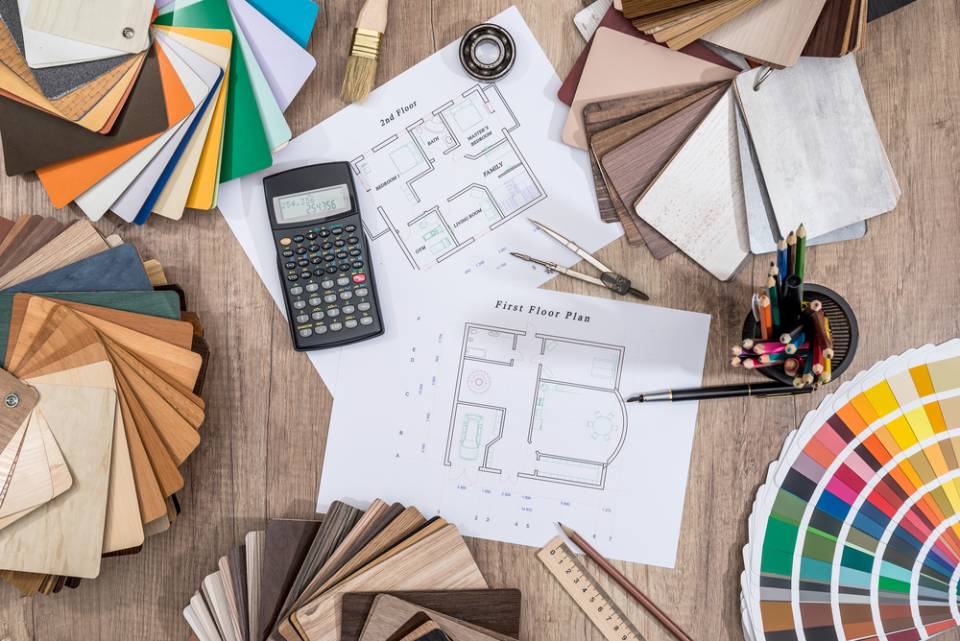 tavolo con strumenti di progettazione