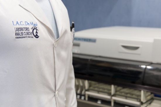 medico del laboratorio di analisi cliniche